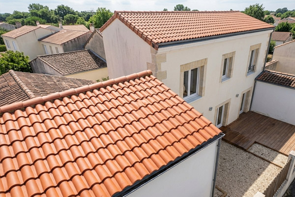 Toiture propre et entièrement rénovée après le démoussage et l'application d'un hydrofuge de couleur ambrée à Le Bouscat